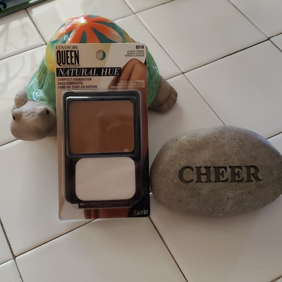 COVERGIRL Other - Cover girl Queen Natural Hue Compact Foundation